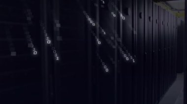 Sunucu raflarının üzerine düşen kıvılcım kodlu parlayan ikili rakam veri akışını görselleştiriyor. Teknoloji, siber güvenlik, dijital, geleceksel, ağ, veri, zeka