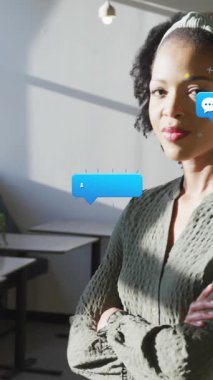 Ofisteki iş kadını hakkında sosyal medya veri işleme animasyonu. Küresel sosyal medya, iş dünyası, finans, hesaplama ve veri işleme kavramı dijital olarak oluşturulmuş video.