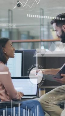 Çeşitli erkek ve kadın meslektaşların günlük ofiste tartıştıkları veri işleme animasyonları. Ağ, veri, dijital arayüz, takım çalışması, iş ve iletişim, dijital olarak oluşturulmuş video.