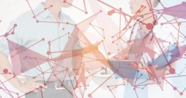 Göğüs tutan hasta ağrıyı gösteriyor ve doktor steteskop not planını kullanıyor. Sağlık, danışmanlık, profesyonellik, sağlık, teşhis, hasta bakımı, muayene