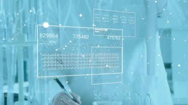 Laboratuvarda kıdemli erkek bilim adamı test tüplerini inceleyerek holografik panellerin güncellenmesine neden oluyor. Yenilik, kesinlik, teknoloji, araştırma, analitik, fütüristik, bilim