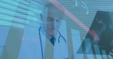 Doktor filmi ışığa tutuyor, tıbbi kaplama teşhisi koyan parmaklıkları gösteriyor. Tıbbi analiz, teşhis araçları, sağlık hizmetleri, sağlık izleme, klinik çevre, veri görselleştirme, profesyonel