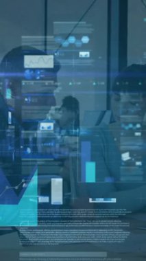 Verileri dijital grafiklerle analiz etmek, ofis toplantısında iş birliği yapmak. Takım çalışması, işbirliği, teknoloji, veri analizi, şirket, beyin fırtınası