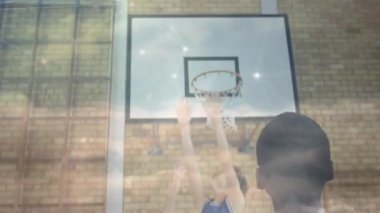 Genç bir çocuk antrenman için basket topunu kaldırıyor. Bir sonraki atışta koçun zamanlaması. Atletizm, takım çalışması, koçluk, geliştirme, enerji, spor, fitness