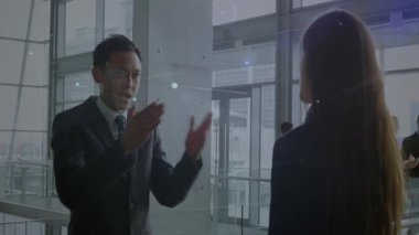 İş adamı öne çıkıyor ve meslektaşları katılırken hologram eşleştirme bağlantılarıyla konuşuyor. Ofis, işbirliği, yenilik, teknoloji, ağ, takım çalışması, modern