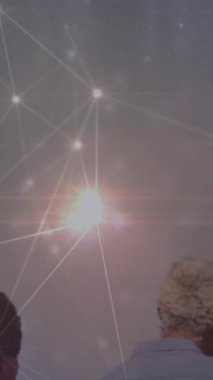 Afro-Amerikan ailesi üzerindeki bağlantı ağının animasyonu. Küresel spor ve dijital arayüz kavramı dijital olarak oluşturulmuş video.