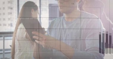 Bir adam iş yerindeki meslektaşına tablet kaldırıyor ve veri incelemesi için bar çizgisi grafiği oluşturuyor. İşbirliği, analitik, dijital, yenilik, takım çalışması, modernite, teknoloji