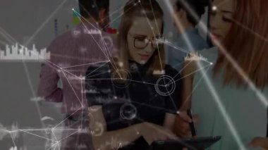 Veri analisti ve meslektaşı teknik toplantıda Stylus 'u kullanarak veri kalıplarını görselleştiriyor. İşbirliği, takım çalışması, veri, analitik, dijital, ağ, iletişim