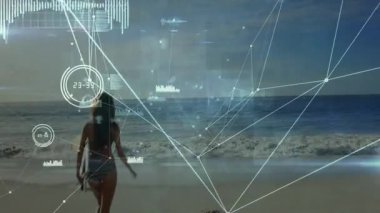 Gemiye cihaz yerleştirirken kıyıya doğru yürüyen ve teknolojik verileri etkinleştiren sörfçü. Fütürist, kıyı, yenilikçi, dijital, boş zaman, açık hava, canlı