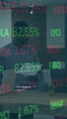 Modern ofisteki iş görüşmelerinde borsa verilerinin animasyonu. Finans, analitik, büyüme, şirket, dijital, yatırım