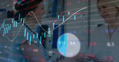 Sağlık hizmetleri finans incelemesi sırasında şamdanlı turta grafiklerini aktive eden bir hemşire. Tıbbi, işbirliği, profesyonellik, analitik, dijital, danışmanlık, yenilik