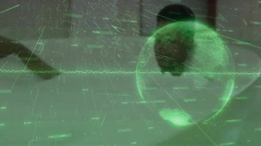 Beyaz gömlekli kadın holografik küreye doğru elini hareket ettiriyor, teknoloji veri gösterimini canlandırıyor. Fütürist, dijital, arayüz, teknoloji, yenilik, bilim, görselleştirme