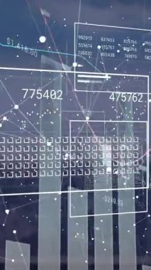 Şehir manzarası üzerinde finansal veri işleme animasyonu. Küresel finans, iş, bağlantılar, hesaplama ve veri işleme kavramı dijital olarak oluşturulmuş video.