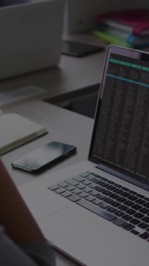 Ofiste dizüstü bilgisayarda çalışan birinin borsa veri animasyonu. İş, finans, yatırım, teknoloji, dijital, analitik