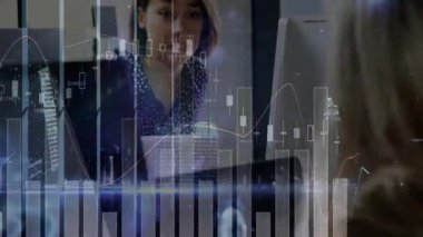 Animasyon finans tabloları kayması olarak rapor veren bir kadın. Veri görselleştirme, analitik, girişim, profesyonel, dijital, iş dünyası, şirket