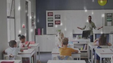 Öğretmen derslere başlıyor ve teknoloji sınıfı için sınıfta sürüklenen parlayan çift haneli rakamları etkinleştiriyor. Eğitim, dijital, yenilik, sınıf, e-öğrenme, teknoloji, gençlik