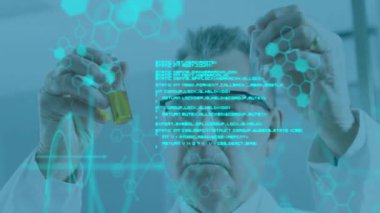 Kıdemli bilim adamı şişeleri kaldırıyor ve sıvı berraklığını laboratuvar moleküler grafikleriyle karşılaştırıyor. Bilim adamı, laboratuvar, analiz, yenilik, teknoloji, araştırma, bilimsel