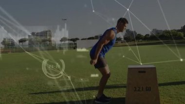 Sporcu, hareket takip grafikleri olan plyometrik kutunun üzerine çömelip zıplayacak. Eğitim, çeviklik, performans, fitness, açık hava, dinamik, kaslı