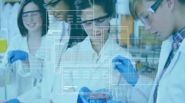 Dört öğrenci laboratuvar analizi için petri kabını incelerken veri panellerini başlatan sıvılar çiziyor. Bilim, işbirliği, eğitim, yenilik, biyoteknoloji, araştırma, teknoloji