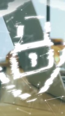 Ofiste dizüstü bilgisayar kullanan bir kadının orta kesimine karşı güvenlik kilidi simgesi animasyonu. Siber güvenlik ve iş teknolojisi kavramı