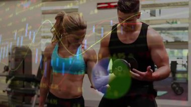 Antrenör, spor salonunda dirseğini animasyon çizelgeleriyle avuç içlerine koyarak biseps kıvırıyor. Kuvvet eğitimi, fitness koçluğu, egzersiz performansı, sağlık ve sağlık, egzersiz rehberliği, teknik koçluk, fonksiyonel hareket