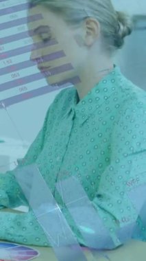 Ofisteki çeşitli iş adamları üzerinde finansal veri işleme animasyonu. Küresel finans, iş, bağlantılar, hesaplama ve veri işleme kavramı dijital olarak oluşturulmuş video.