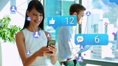 İş arkadaşları ofis penceresinden akıllı telefonları kaydırıyor ve animasyon işi nişan baloncukları çıkarıyorlar. Teknoloji, bağlantı, iletişim, dijital, yenilik, modern, ağ