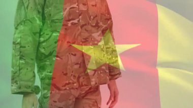 Askeri asker kamuflaj ceketini ayarlıyor. Duruşunu ayarlıyor ve öngörülen Kamerun bayrağını selamlıyor. Vatanseverlik, disiplin, cesaret, merasim, üniforma, selam, düzen