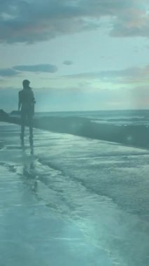 Okyanus kenarındaki ıslak yolda koşan bir insan, ışık efektleri animasyonuyla. Koşu, fitness, egzersiz, sağlıklı yaşam tarzı, dinamik, hareket