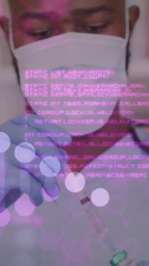 Veri işleme ve DNA diziliminin animasyonu elinde aşı tutan erkek doktorun üzerinde. Teknoloji, tıp ve dijital arayüz kavramı dijital olarak oluşturulmuş video.