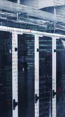 Bilgisayar sunucu odasına karşı veri işleme ve pleksus ağlarının animasyonu. Bilgisayar arayüzü ve iş veri depolama teknolojisi kavramı