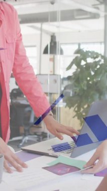 Ofiste toplanan çeşitli iş adamlarının finansal veri işleme animasyonları. İş, finans, takım çalışması ve dijital video arayüzü kavramı.