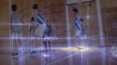 Takım spor salonuna giriyor, veri bandını aktifleştiriyor ve spor analitiği için top sürme yollarını haritalıyor. Atletizm, teknoloji, yenilik, takım çalışması, performans, dijital, fitness