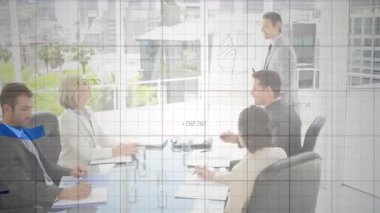 İş toplantısında orta yaşlı bir adam pasta grafiği çiziyor animasyon grafikleri güncelliyor. Profesyonel, kurumsal, veri, analitik, sunum, strateji, bilgi