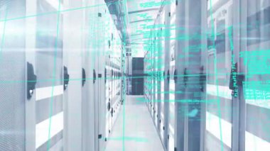 Şebeke çizgileri veri taraması için titreşen çizgileri tararken sunucu koridoru boyunca sıralanmış gibi görünüyor. Teknoloji, siber güvenlik, veri, ağ, dijital, altyapı, otomasyon