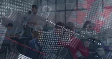 Meslektaşları, veri analizi sırasında tablet ve daktilo kullanıyor, dünya haritasını ve çizelgelerini etkinleştiriyor. İşbirliği, teknoloji, dijital, yenilik, üretkenlik, modern, takım çalışması