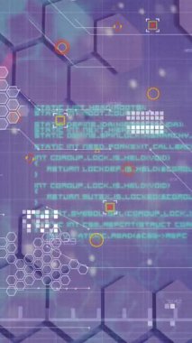 Mavi arkaplandaki altıgen şekillere karşı profil simgelerinin ve veri işlemenin animasyonu. Küresel ağ ve iş teknolojisi kavramı