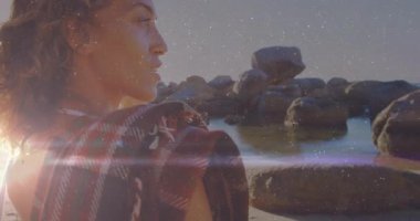 Güneş ufukta gezinirken plajda parıldayan lensler parlarken bir yandan da seyahat içeriği arayan bir kadın. Deniz manzaralı, düşünceli, sakin, doğal, manzaralı, ufuk çizgili, sağlıklı.