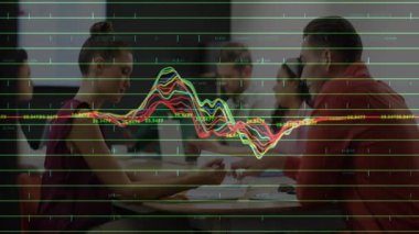 Yetişkin bir kadın, takım raporları incelerken kartvizitini uzatıp dalga biçimini etkinleştiriyor. Profesyonel, işbirliği, iletişim, analitik, takım çalışması, kurumsal, fütüristik