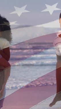 Amerika bayrağının Afrika kökenli Amerikalı çiftin kızı ve oğluyla sahile taşınması. Amerikan vatanseverliği, milliyeti, yaz ve çeşitlilik konsepti dijital olarak oluşturulmuş video.