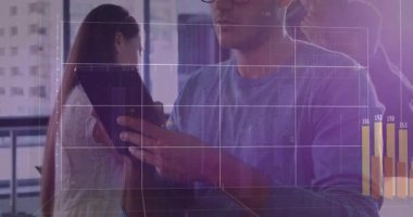 Ofiste tablet çalan bir adam veri analizi için meslektaşlarına holografik bar çizelgeleri yolluyor. Teknoloji, işbirliği, analitik, yenilik, şirket, fütüristik, iş