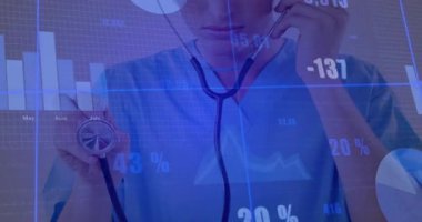 Doktor steteskop kaldırıyor ve gerçek zamanlı tıbbi analiz için temiz çizelgeleri güncelliyor. Sağlık, teknoloji, veri görselleştirme, profesyonel, analiz, simülasyon, araştırma