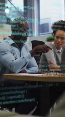 Animasyon projesinde işbirliği, çeşitli meslektaşlar modern ofiste dizüstü bilgisayar kullanıyor. İşbirliği, takım çalışması, yaratıcılık, yenilik, teknoloji, beyin fırtınası.