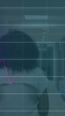 Grafik animasyonu, ofis koridorunda yürüyen iki kişinin verilerinin arttığını gösteriyor. İstatistikler, veri analizi, iş dünyası, büyüme, takım çalışması, işbirliği