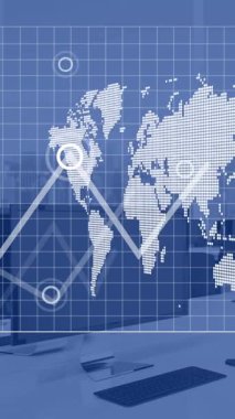 Ofis üzerinde dünya haritası ve veri işleme animasyonu. Küresel iş, bağlantılar, hesaplama ve veri işleme kavramı dijital olarak oluşturulmuş video.