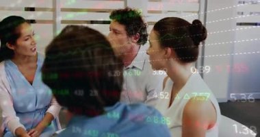 Erkek sunucu panoyu kaldırıyor ve iş görüşmelerine öncülük ediyor. Takım dinlemesi ve kafa sallaması. İşbirliği, takım çalışması, iletişim, beyin fırtınası, kurumsal, profesyonel, tartışma