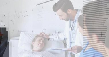 Hastanın gülümsemesi ve uzanması üzerine hasta çizelgesi yazan doktor. Tıbbi tabloları arızalı. Tıbbi, bakım, klinik, profesyonel, destekleyici, teşhis edici, sağlık hizmetleri