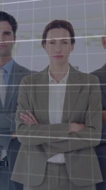 Ofiste duran çeşitli iş adamlarının portrelerine karşı finansal veri işleme animasyonu. Küresel finans ve iş teknolojisi kavramı