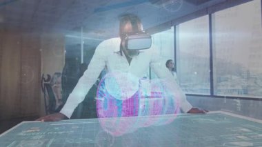 VR kullanıcısı ellerini masaya koyuyor ve tasarım incelemesi için holografik 3D model geliştiriyor. Gelecekçi, yenilikçi, işbirliği, teknoloji, dokunmatik ekran, kentsel, profesyonel