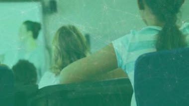 Öğretmen beyaz tahtaya kalem getiriyor ve ders sınıfına yazı yazıyor. Öğrenciler el kaldırıyor. Eğitim, sınıf, eğitim, öğrenme, öğretim, çocuklar, pedagoji